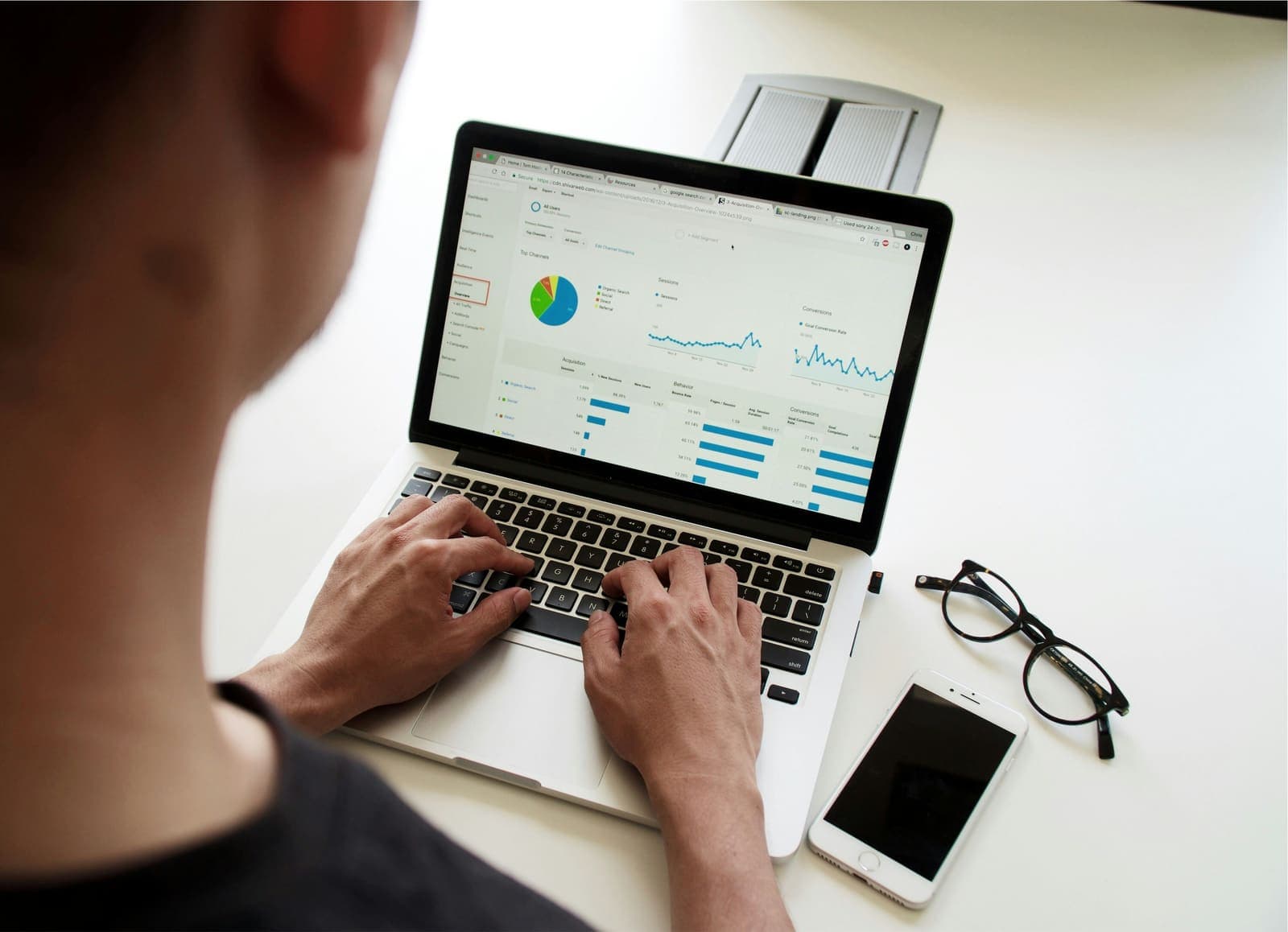 Ondernemer bekijkt realtime dashboards op een laptop