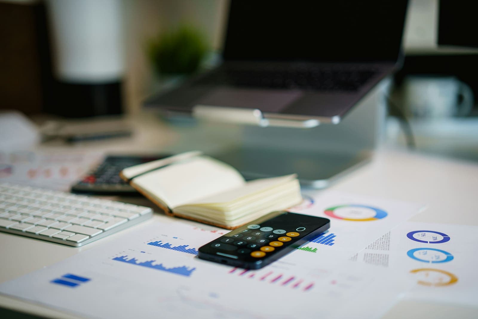 Bureau met financiele rapportages en grafieken